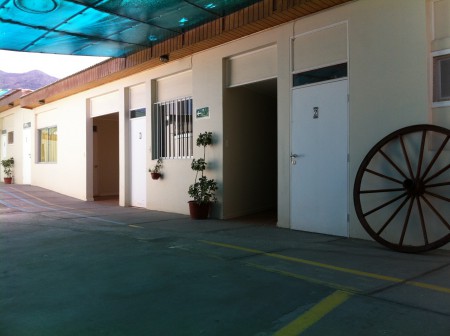 Amplios estacionamientos dentro de Hostal. Para resguardo de su automóvil. 